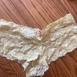Women’s med lacy boy short